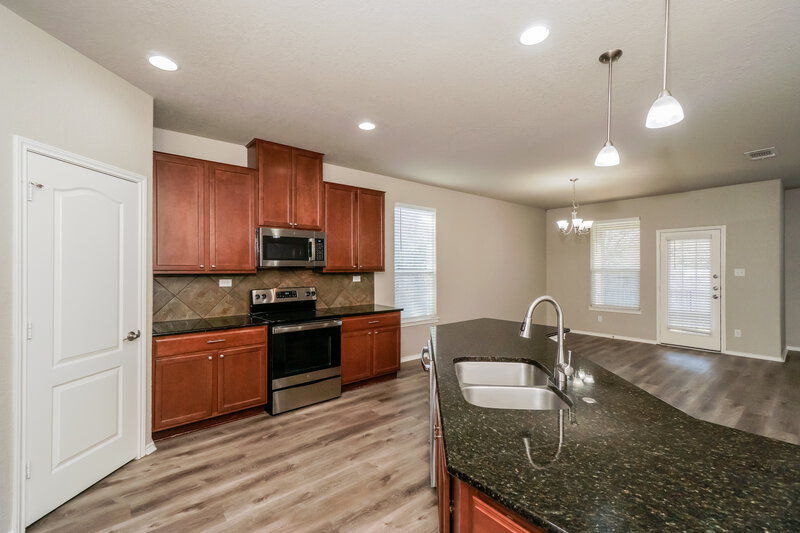 2,400/Mo, 20107 Silver Strm San Antonio, TX 78259 Kitchen View 2