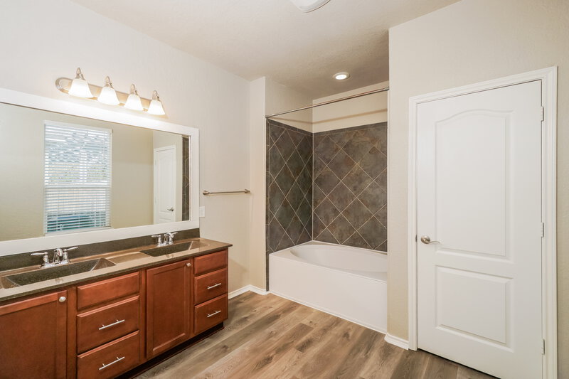 2,400/Mo, 20107 Silver Strm San Antonio, TX 78259 Main Bathroom View