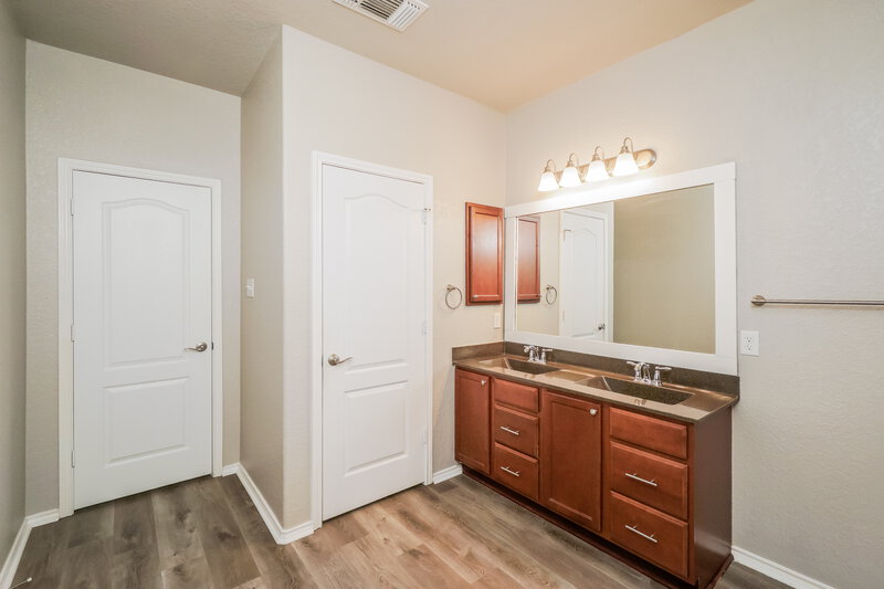 2,400/Mo, 20107 Silver Strm San Antonio, TX 78259 Main Bathroom View 2