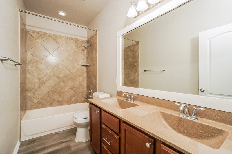 2,400/Mo, 20107 Silver Strm San Antonio, TX 78259 Bathroom View