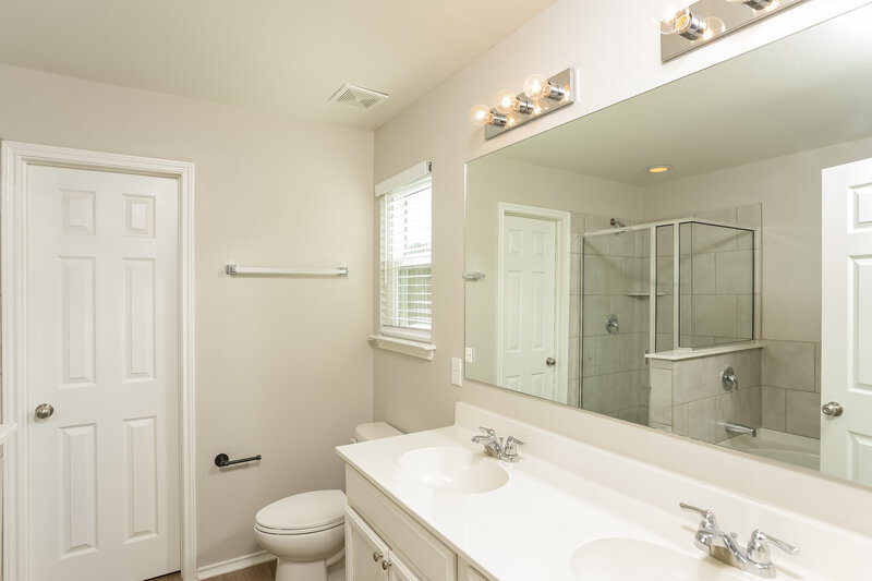 2,870/Mo, 27402 Emilie Cyn San Antonio, TX 78260 Main Bathroom View