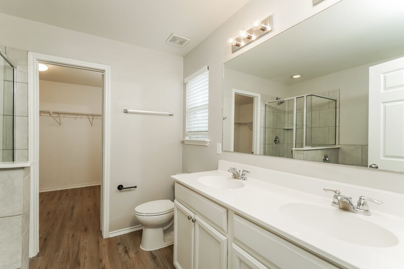 2,495/Mo, 27402 Emilie Cyn San Antonio, TX 78260 Main Bathroom View