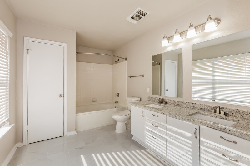 2,105/Mo, 13407 Alder Creek Dr San Antonio, TX 78247 Main Bathroom View