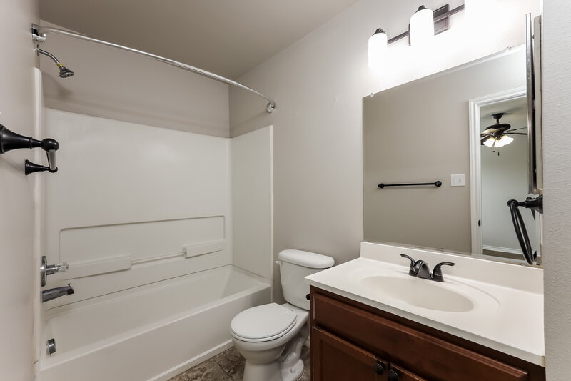 1,680/Mo, 6307 Aspen Hl San Antonio, TX 78238 Main Bathroom View