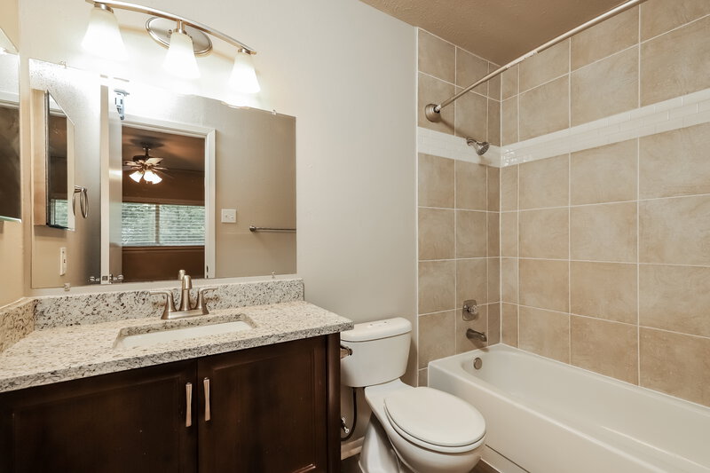 1,640/Mo, 10614 Cherry Laurel San Antonio, TX 78245 Main Bathroom View