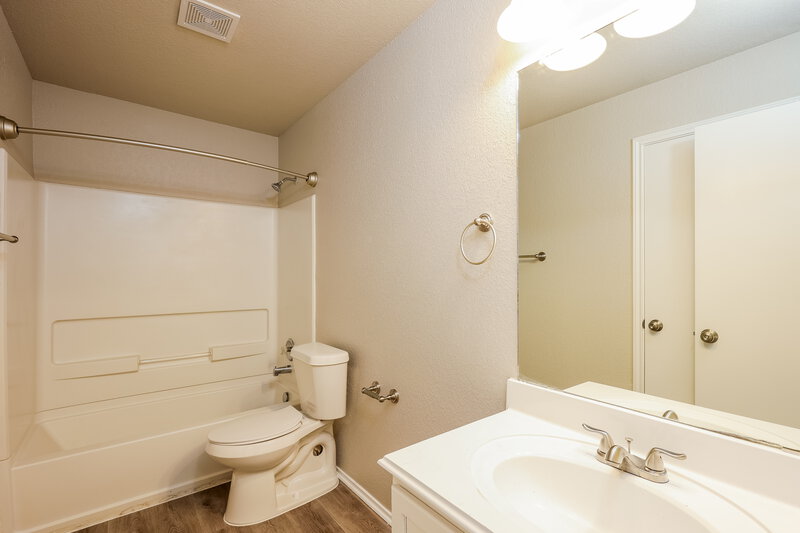 2,160/Mo, 2614 Gato del Sol San Antonio, TX 78245 Main Bathroom View