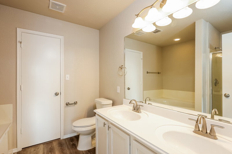 2,160/Mo, 2614 Gato del Sol San Antonio, TX 78245 Main Bathroom View 2