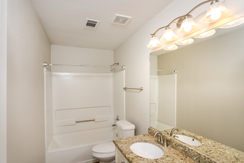 1,985/Mo, 8639 Sunny Oaks San Antonio, TX 78250 Bathroom View