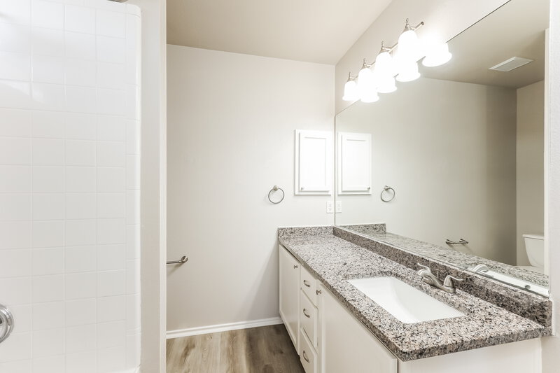 2,195/Mo, 410 Rustic Stable San Antonio, TX 78227 Main Bathroom View