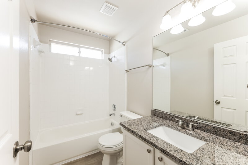 2,195/Mo, 410 Rustic Stable San Antonio, TX 78227 Bathroom View