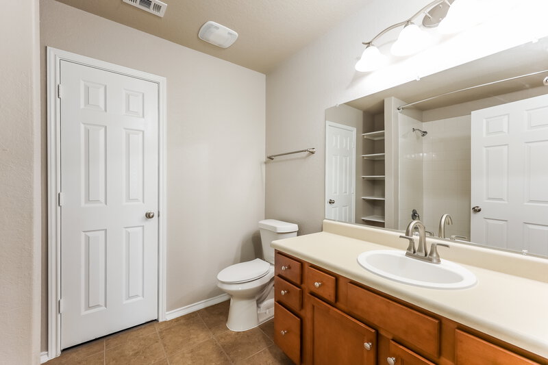 2,035/Mo, 11422 Fort Smith San Antonio, TX 78245 Main Bathroom View