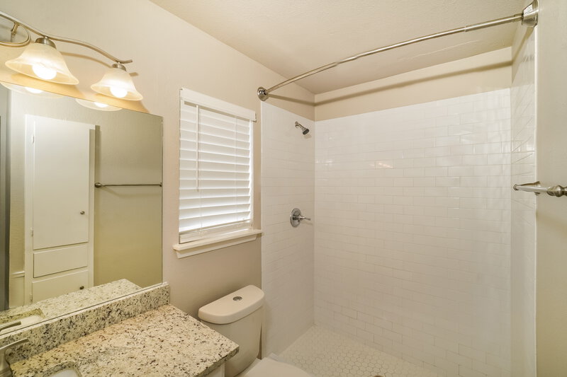 2,710/Mo, 5106 Risada St San Antonio, TX 78233 Main Bathroom View