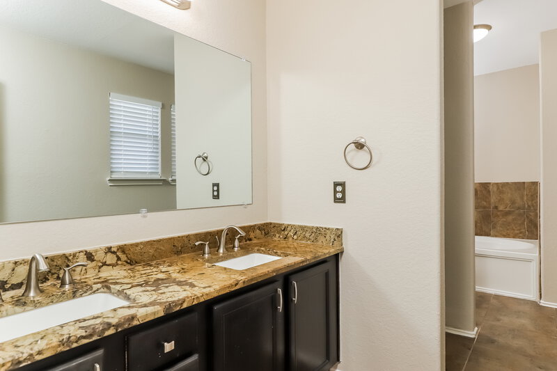 2,185/Mo, 8527 Cheyenne Blf Converse, TX 78109 Main Bathroom View