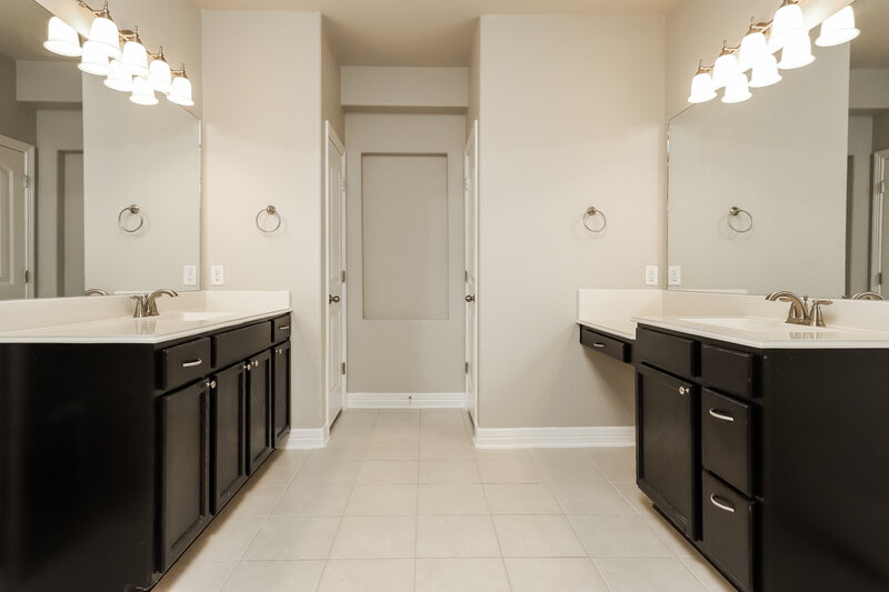 2,855/Mo, 3106 Magnolia Mnr New Braunfels, TX 78130 Main Bathroom View