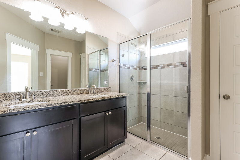 2,095/Mo, 10526 Rosalina Loop Converse, TX 78109 Main Bathroom View