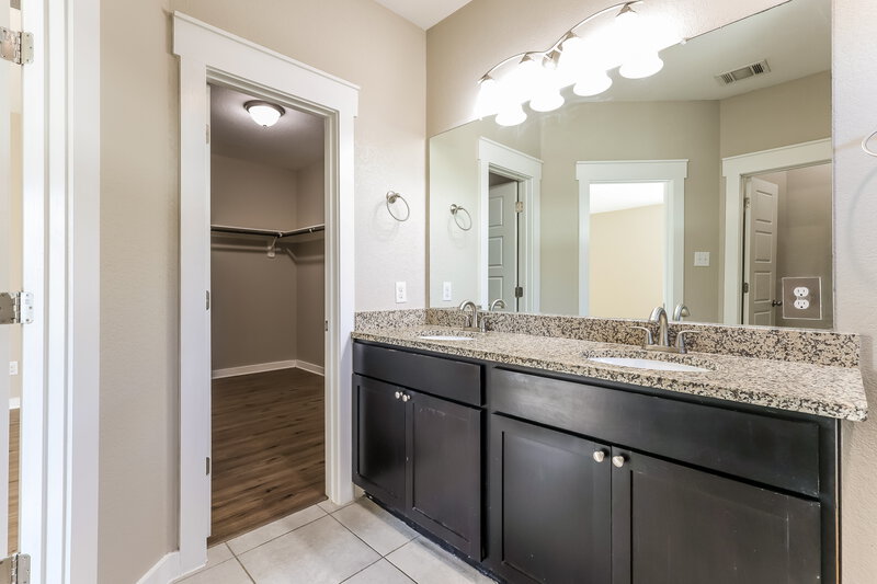 2,095/Mo, 10526 Rosalina Loop Converse, TX 78109 Main Bathroom View 2