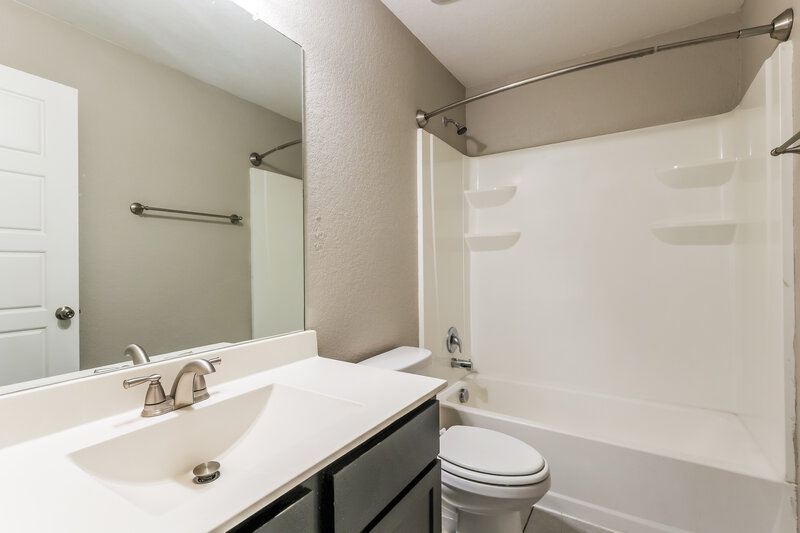 2,095/Mo, 10526 Rosalina Loop Converse, TX 78109 Bathroom View