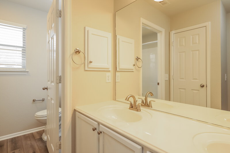 1,900/Mo, 2634 Grayson Way # 2634 San Antonio, TX 78232 Main Bathroom View