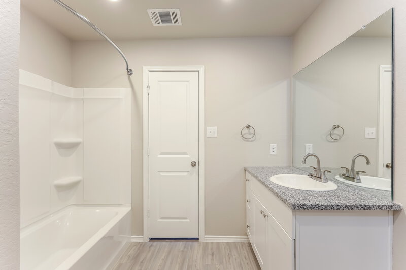 2,115/Mo, 8018 Dovers Den San Antonio, TX 78253 Main Bathroom View