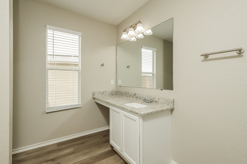 0/Mo, 6018 Blossom Bnd San Antonio, TX 78218 Main Bathroom View