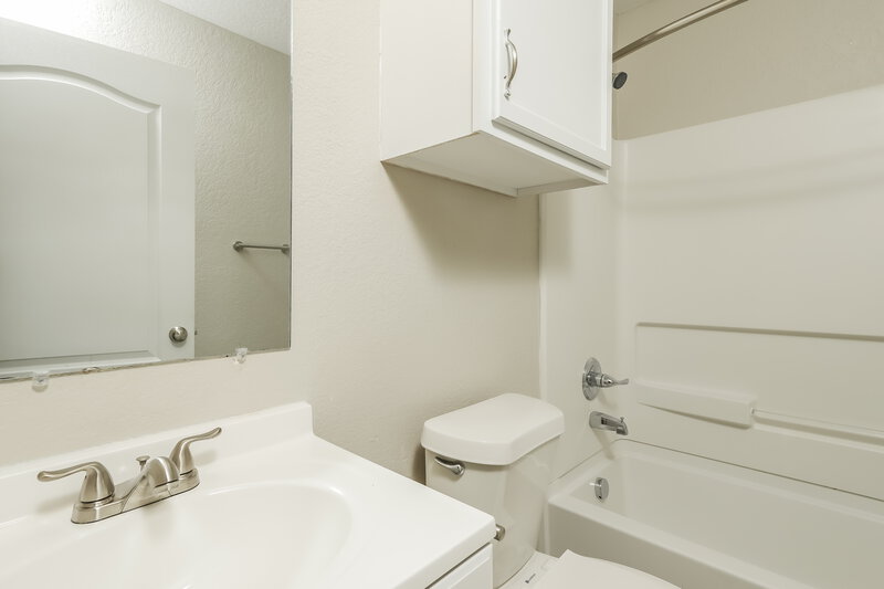 0/Mo, 6018 Blossom Bnd San Antonio, TX 78218 Bathroom View