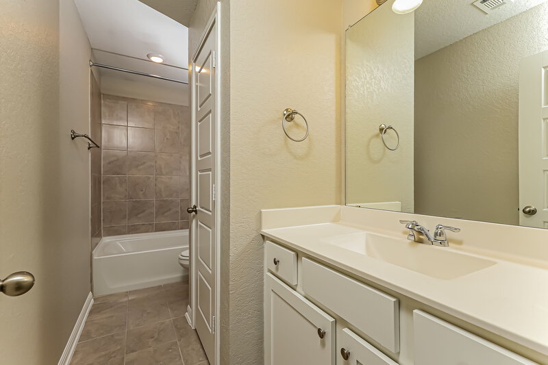 2,610/Mo, 11623 Troubadour Trl San Antonio, TX 78245 Main Bathroom View