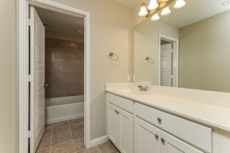 2,610/Mo, 11623 Troubadour Trl San Antonio, TX 78245 Main Bathroom View 2