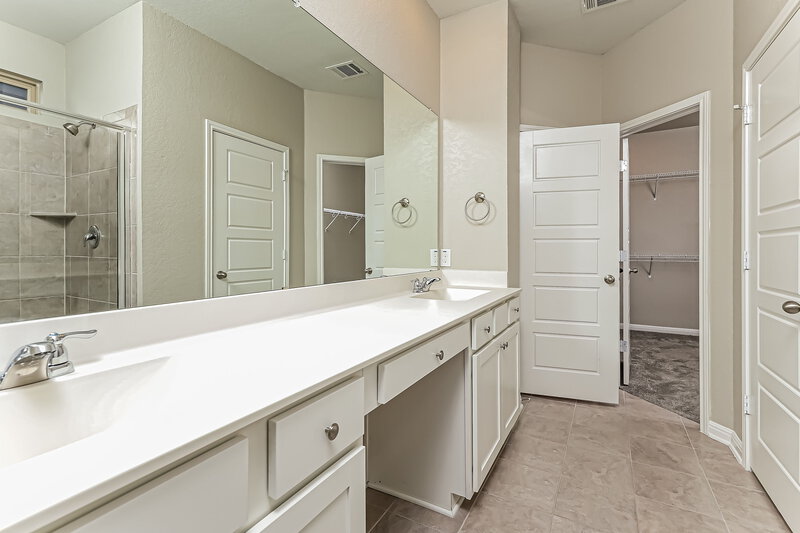 2,610/Mo, 11623 Troubadour Trl San Antonio, TX 78245 Main Bathroom View 3