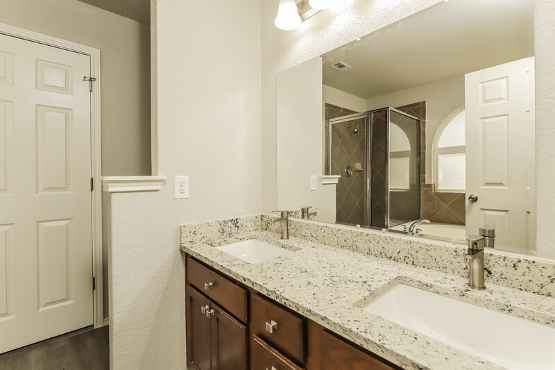 2,585/Mo, 6319 Tulia Way San Antonio, TX 78253 Main Bathroom View