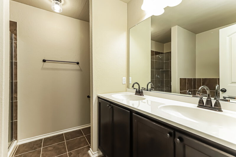1,850/Mo, 1433 Anise Ln San Antonio, TX 78245 Main Bathroom View