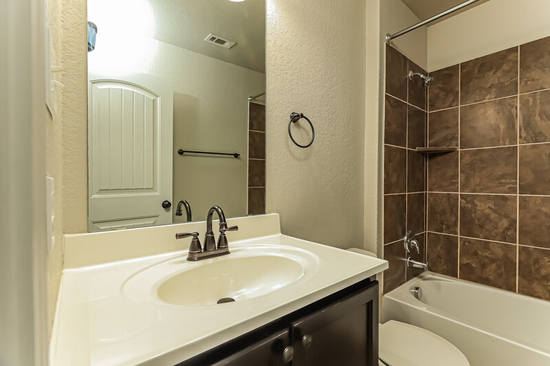 1,850/Mo, 1433 Anise Ln San Antonio, TX 78245 Bathroom View