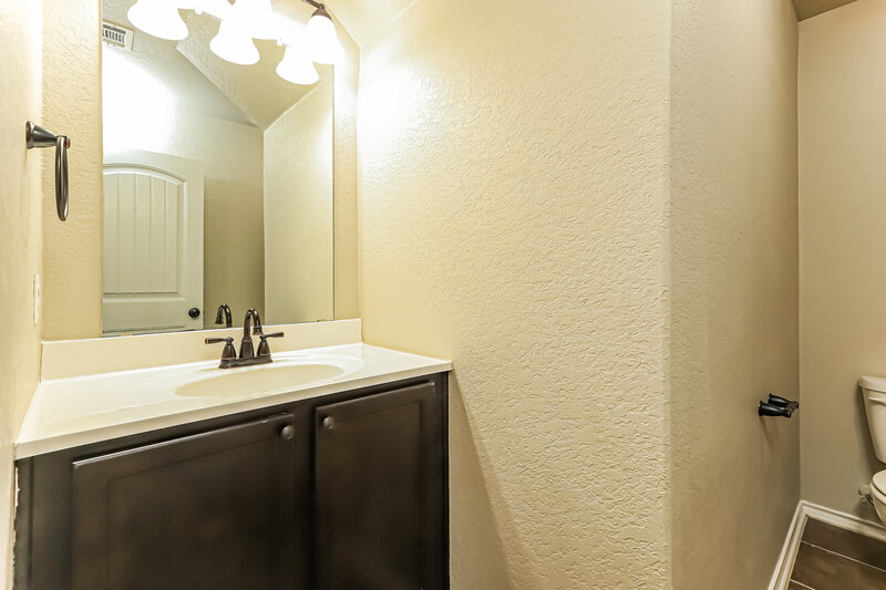 1,850/Mo, 1433 Anise Ln San Antonio, TX 78245 Bathroom View 2