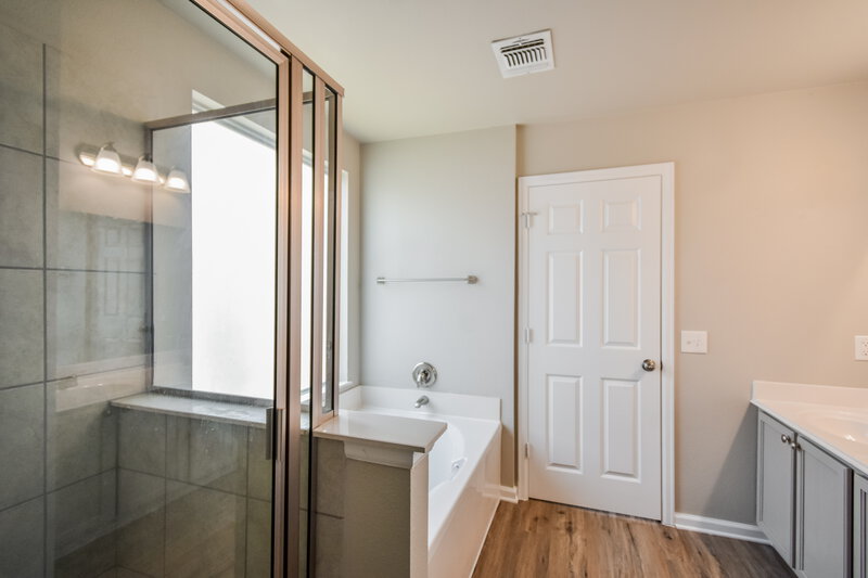 1,820/Mo, 10943 Palomino Blf San Antonio, TX 78245 Main Bathroom View