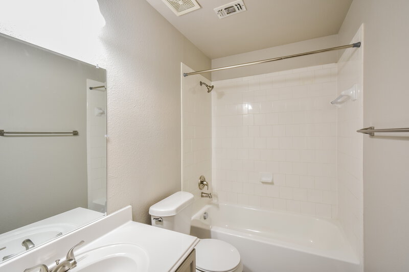 1,820/Mo, 10943 Palomino Blf San Antonio, TX 78245 Bathroom View