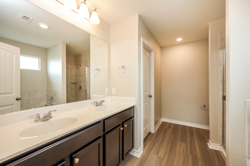 2,095/Mo, 12023 Fire Opal San Antonio, TX 78245 Main Bathroom View