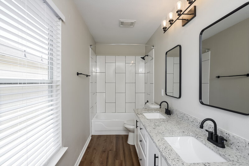 2,090/Mo, 12031 Crescent Chase San Antonio, TX 78253 Main Bathroom View