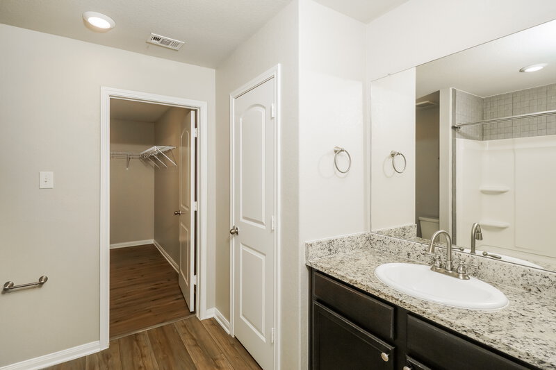 1,740/Mo, 11703 Viney Pass San Antonio, TX 78252 Main Bathroom View