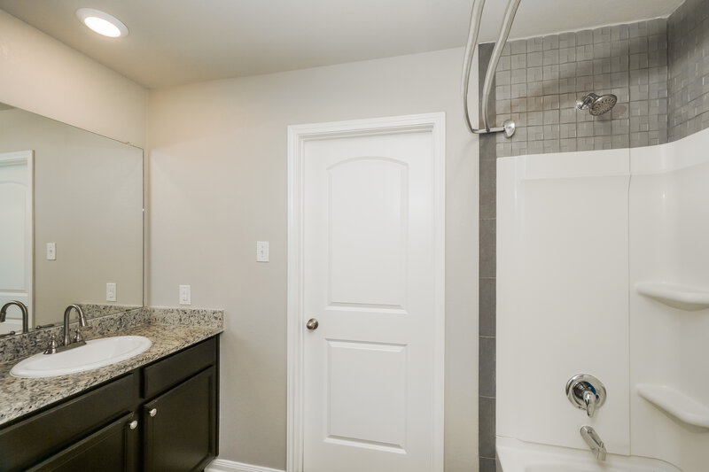 1,740/Mo, 11703 Viney Pass San Antonio, TX 78252 Main Bathroom View 2