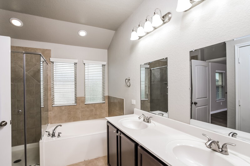 2,180/Mo, 8411 Buckhorn Parke San Antonio, TX 78254 Main Bathroom View