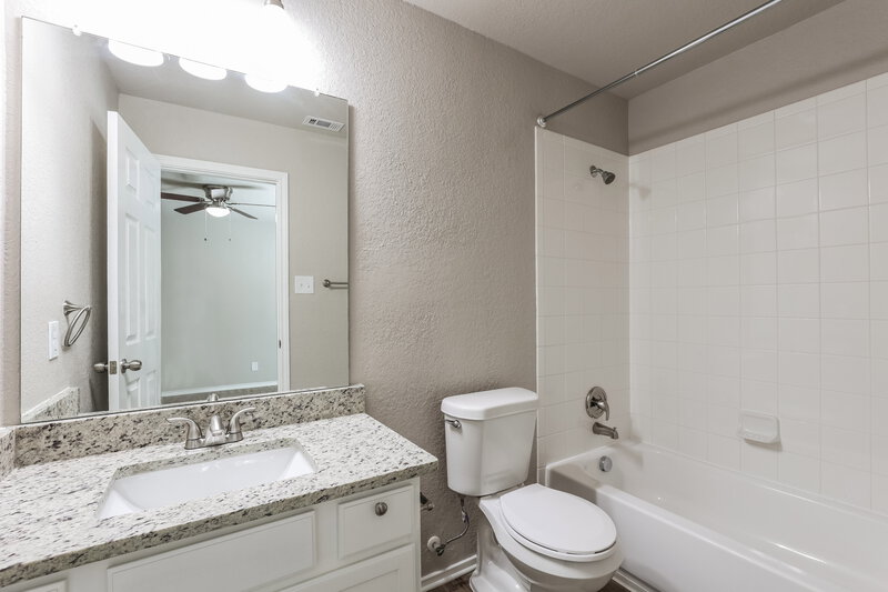 1,735/Mo, 6035 Caramel Way San Antonio, TX 78244 Main Bathroom View