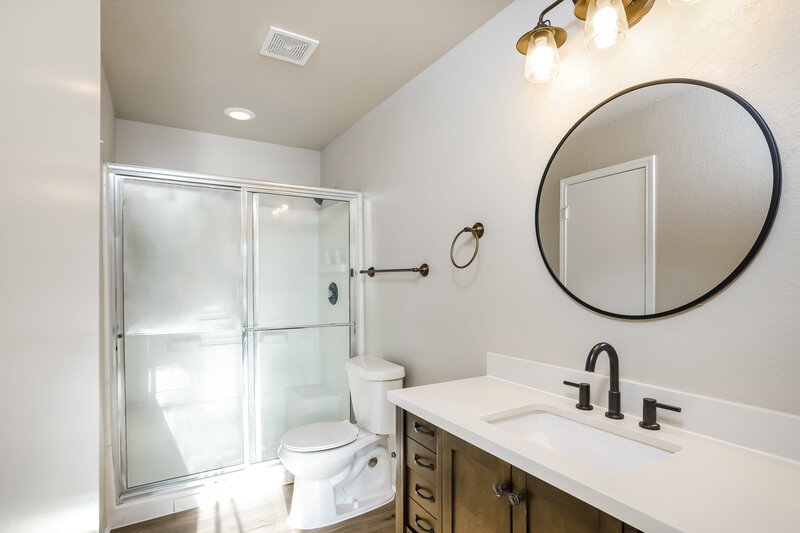 2,220/Mo, 2630 Thunder Gulch San Antonio, TX 78245 Main Bathroom View