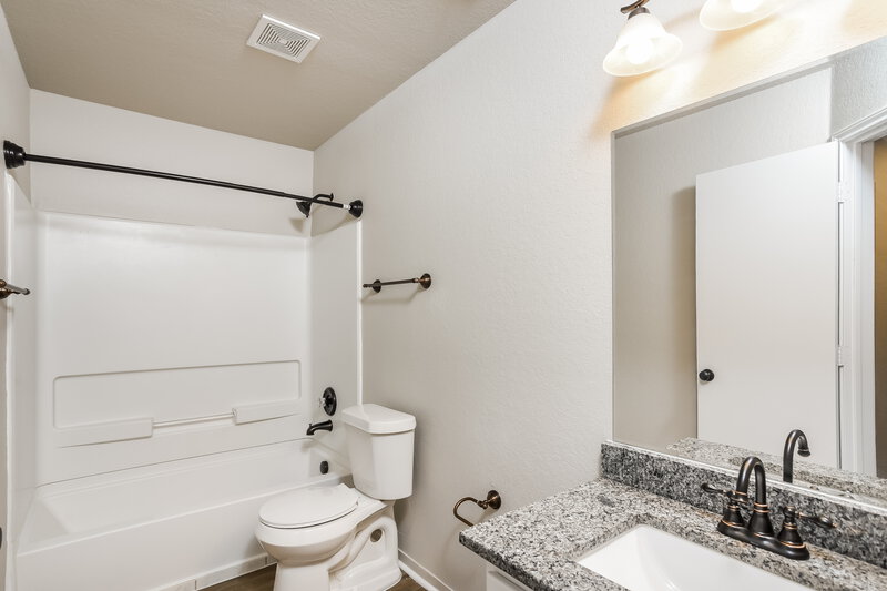 2,220/Mo, 2630 Thunder Gulch San Antonio, TX 78245 Bathroom View