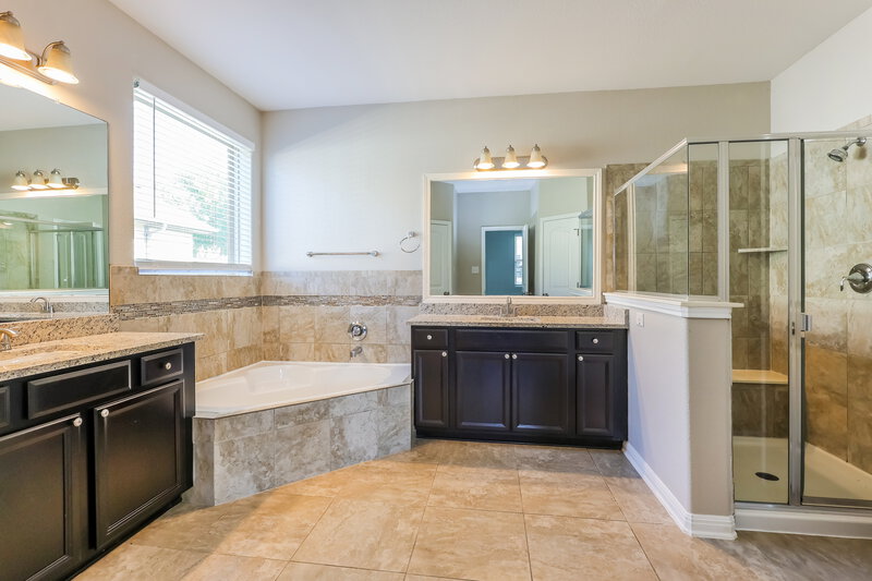 1,970/Mo, 9850 Red Iron Crk Converse, TX 78109 Main Bathroom View