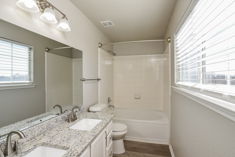 2,270/Mo, 11118 Armor Arch San Antonio, TX 78254 Main Bathroom View