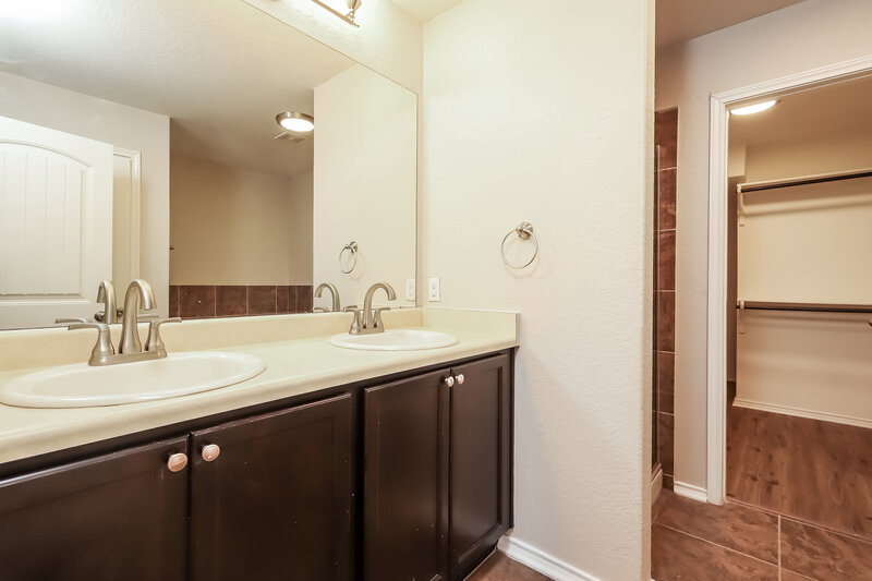 2,345/Mo, 11643 Hidden Ter San Antonio, TX 78245 Main Bathroom View