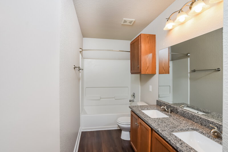 1,865/Mo, 2727 Middleground San Antonio, TX 78245 Bathroom View
