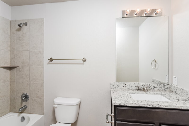 2,260/Mo, 12037 Pearl Jubilee San Antonio, TX 78245 Main Bathroom View