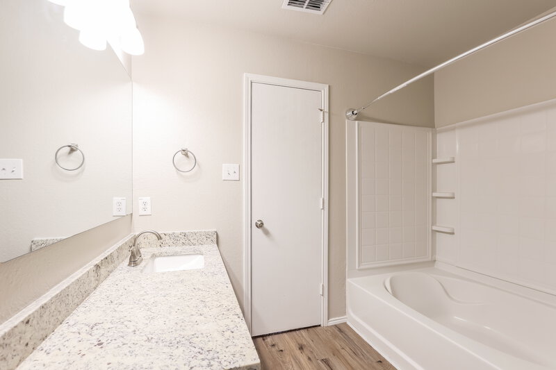 2,440/Mo, 24610 Corral Gables San Antonio, TX 78261 Main Bathroom View