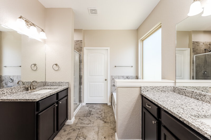 2,565/Mo, 8915 Arundal Gdn Converse, TX 78109 Main Bathroom View