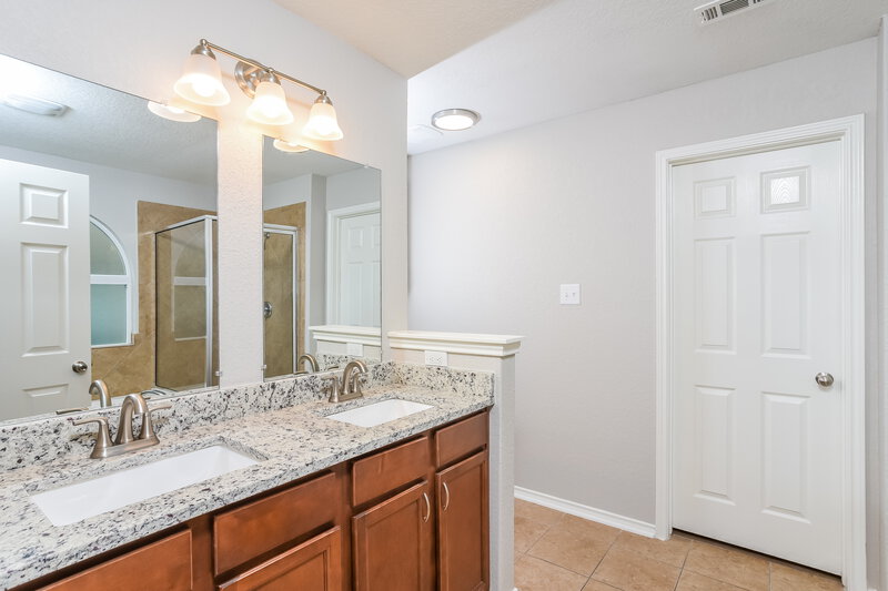 1,865/Mo, 155 Nesting Gdn San Antonio, TX 78253 Main Bathroom View